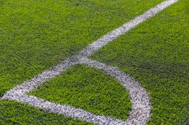 Köşeden futbol sahasına kadar sislerin arasında köşe sektörü görüntüsü
