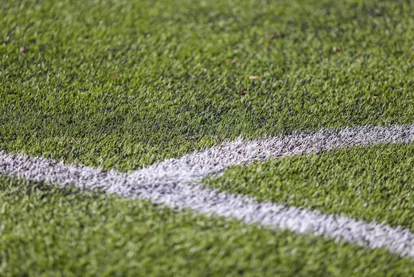 Biały Pasek Boisku Piłki Nożnej Zieloną Trawą Naturalną Zielony — Zdjęcie stockowe
