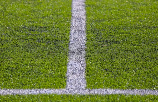 Biały Pasek Boisku Piłki Nożnej Zieloną Trawą Naturalną Zielony — Zdjęcie stockowe