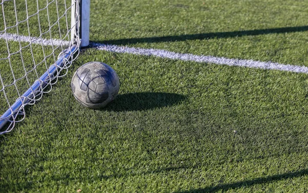 Piłka Nożna Leży Naturalnym Boisku Piłki Nożnej Pobliżu Bramki Jasnym — Zdjęcie stockowe