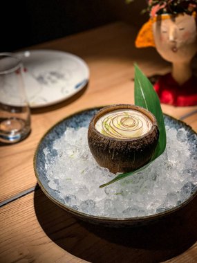 Hindistan cevizli Asya tatlısı, baharatlı burunlu restoranda yemek.