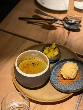 Hint usulü mango creme brulee, baharatlı burun restoranından bir yemek..