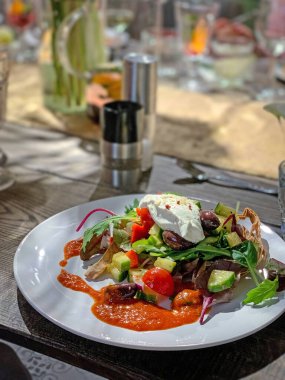 Mutluluk tabağında peynir kremalı sebze salatası.