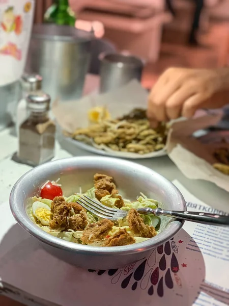  Beyaz tabakta taze ve sağlıklı nicoise salatası..