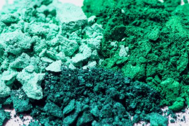 Beyaz arka planda yeşil küçük göz farı