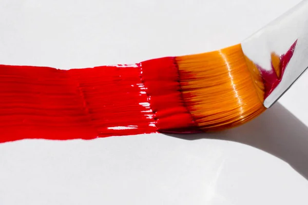 편편 한 붓 아크릴 페인트를 붉게칠 하는 모습 — 스톡 사진