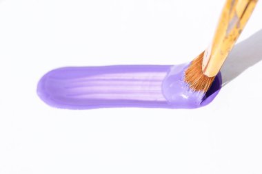 Beyaz kağıt üzerinde leylak fırçası darbesi