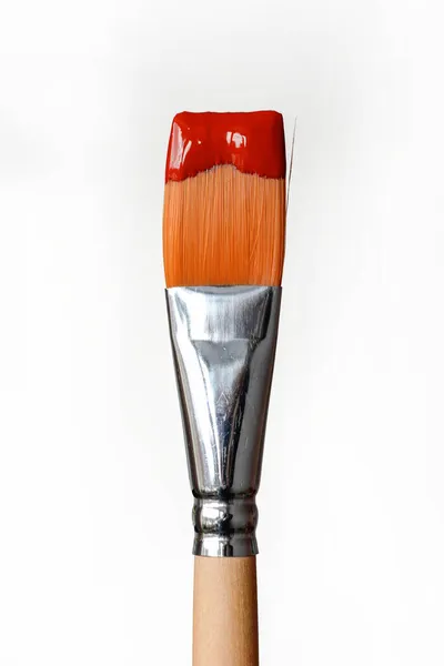 kırmızı boya ve fırça