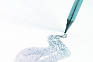 Gri grafit kalem yolu çizer