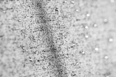 Yapay elmaslarla örülmüş gri kumaş. yumuşak odak