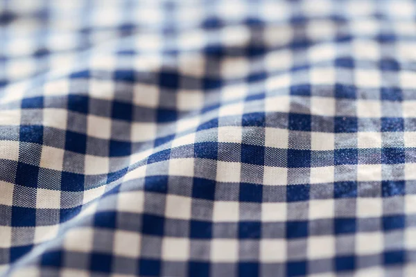 Tela de algodón en una jaula. Fondo de tela natural en azul. enfoque suave —  Fotos de Stock
