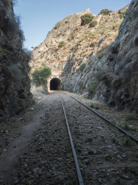 Dağlardan geçen eski tren tüneli.
