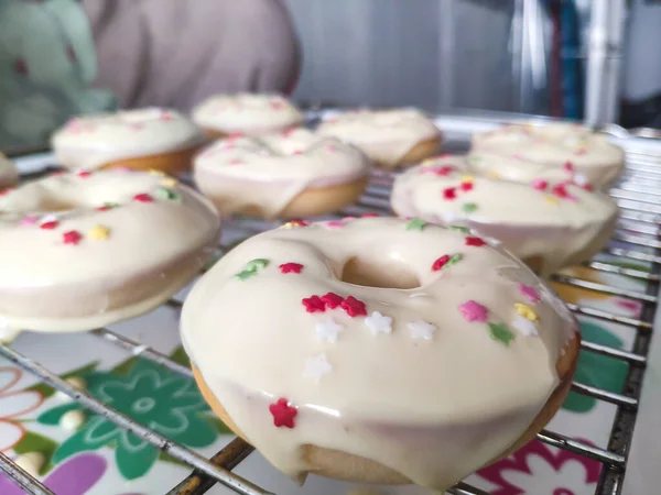 Preparation of homemade donuts with white chocolate — стоковое фото