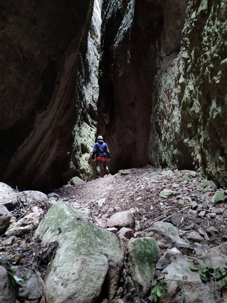 Männer wandern in den Bergen — Stockfoto