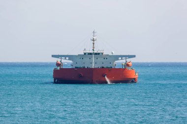 Deniz gemisi bir çapaya mal olur..
