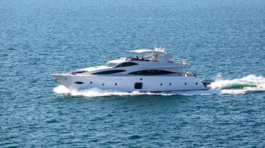 Yürüyen tekne denizde yüzüyor.