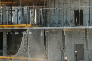 İnşaatta kullanılan koruyucu bina ağı. Gökdelen yapımında kullanılan sahte çalışmalar.