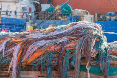 Balıkçı teknesinin güvertesinde balık ağı. Yakın çekim..