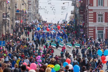 Vladivostok, Rusya - 1 Mayıs 2016: 1 Mayıs 2016 'da düzenlenen kutlama alayı.