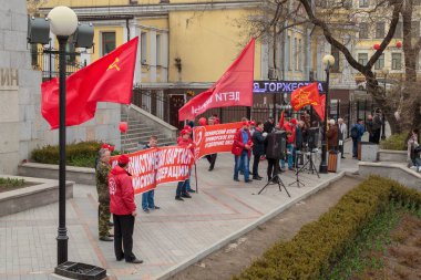 Vladivostok, Rusya - 1 Mayıs 2016: Rusya Federasyonu Komünist Partisi siyasi partisinin Lenin Anıtı 'nda buluşması.