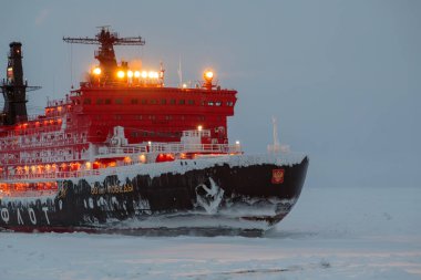 Tiksi, Rusya - 15 Temmuz 2017: Buzlar eriyor.