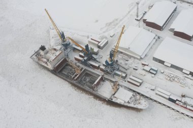 Arkhangelsk, Rusya - 10 Şubat 2021: Gemi bir demirleme noktasında yüklendi.