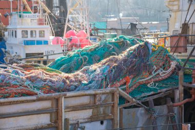 Vladivostok, Rusya - 7 Ocak 2019: Güverte balıkçı ağlarının bulunduğu balıkçı teknesi.