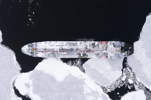 Πλοίο Είναι Στη Θάλασσα Ανάμεσα Στον Πάγο — Φωτογραφία Αρχείου