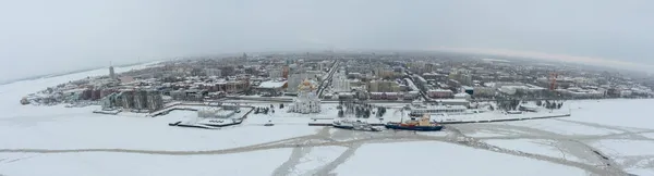 2021年1月7日 俄罗斯阿尔汉格尔斯克 河畔城市冬季的照片来自上方 — 图库照片