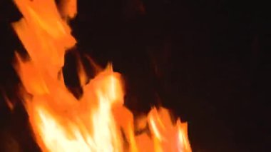 Bir şenlik ateşi gece yanar. Yakacak odun yanıyor..