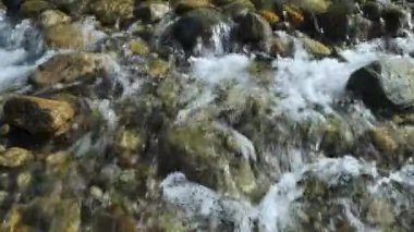 Köpüklü bir su deresi ve bir dağ nehrinin kayalık dibi..