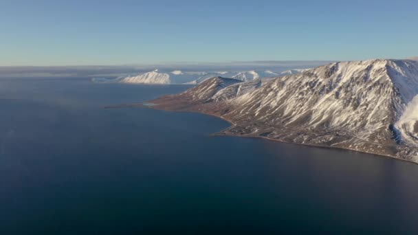 Panorama Montanhas Costeiras Península Chukotski Coberta Neve Tempo Solar — Vídeo de Stock