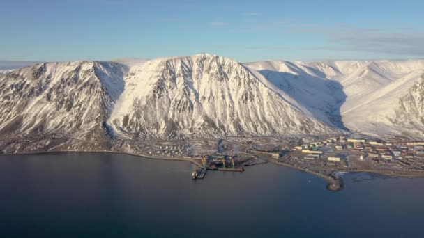Panorama Nadmorskich Gór Półwyspu Chukotski Pokryta Śniegiem Słonecznej Pogodzie — Wideo stockowe