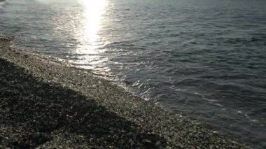 Deniz sörfü kıyıları yıkar. Rusya 'da, Vladivostok yakınlarındaki cam körfezin kıyısında..