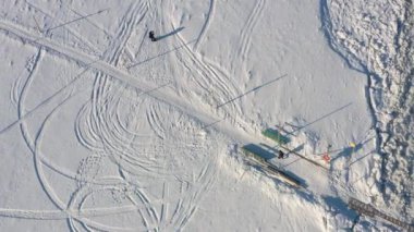 Arkhangelsk, Rusya - 6 Mart 2021: Nehirden geçen geçici köprü.