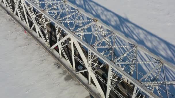 ロシア アルカンゲルスク 2021年3月11日凍結した川を通って冬の鉄橋の上からの眺め — ストック動画