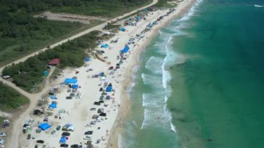 Anna Köyü, Primorsky Krai, Rusya - 14 Ağustos 2021 Yazın Anna Körfezi Sahili Kampçıları, Çadırları ve arabalarıyla.