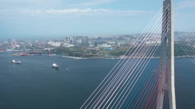 Vladivostok, Rusya - 23 Ağustos 2021: Köprünün ve Vladivostok kentinin havadan görünüşü.