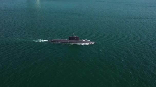 ロシアのウラジオストク 2021年8月23日 潜水艦が海に浮かんでいる — ストック動画