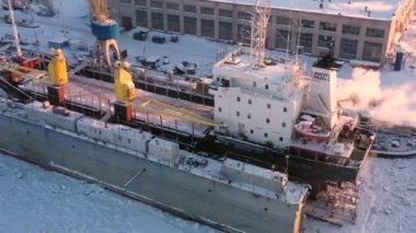 Arkhangelsk, Rusya - 12 Şubat 2021: Rıhtımda gemi onarımı.
