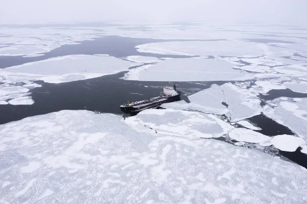 Navire Est Dans Mer Parmi Les Glaces — Photo