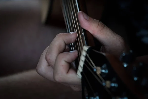 Gitar Üzerinde Ustaca Çalıyor — Stok fotoğraf