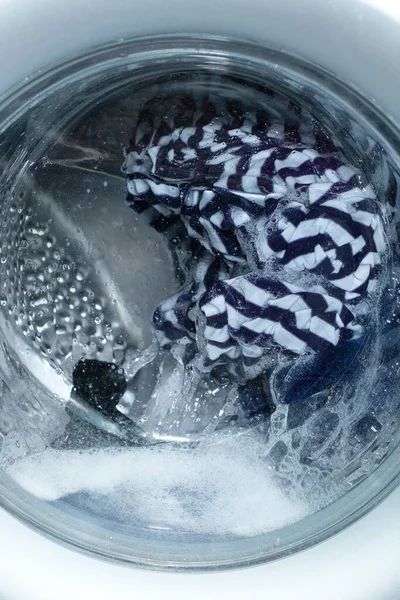 Çamaşır makinesinde çamaşır yıkıyorum..