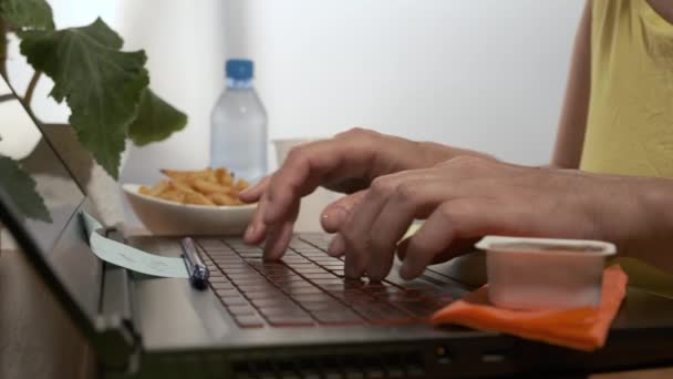 Handen Werken Het Laptop Toetsenbord Een Meisje Dat Een Laptop — Stockvideo