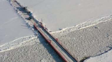 Arkhangelsk, Rusya - 6 Mart 2021: Nehirden geçen geçici köprü.