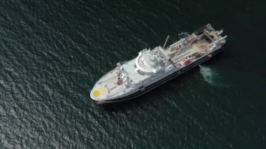 Vladivostok, Rusya - 23 Ağustos 2021: Balıkçı teknesi denizde yüzüyor.