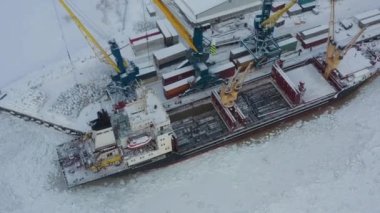 Arkhangelsk, Rusya - 10 Şubat 2021: Gemi bir demirleme noktasında yüklendi.