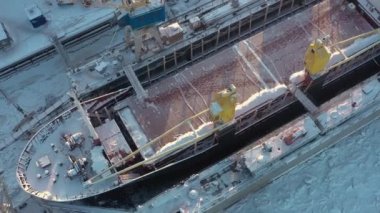 Arkhangelsk, Rusya - 12 Şubat 2021: Rıhtımda gemi onarımı.