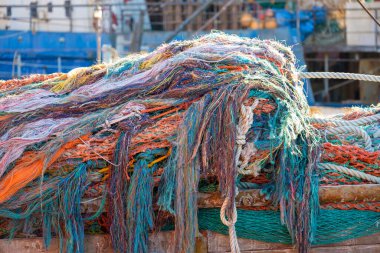 Balıkçı teknesinin güvertesinde balık ağı. Yakın çekim..