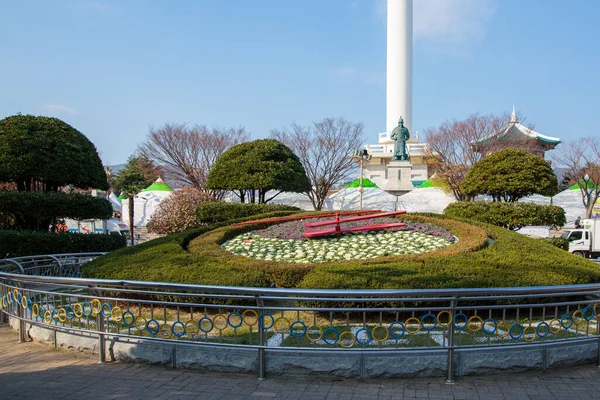 Busan South Korea 2015 Floral Clock Background Statue Sun Sin — 스톡 사진